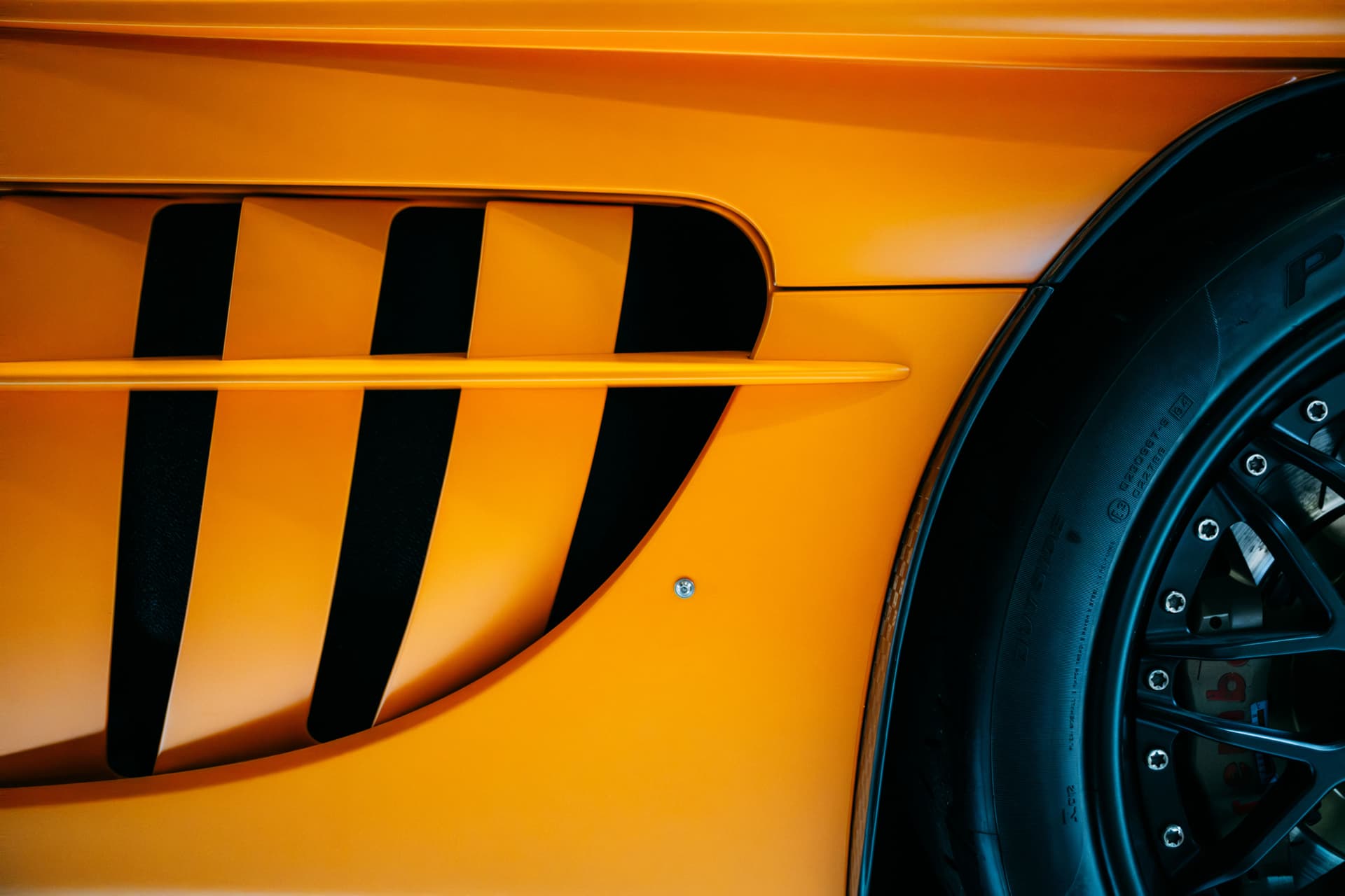 Detailbild eines orangenen Mercedes SLR von Fullframcar.