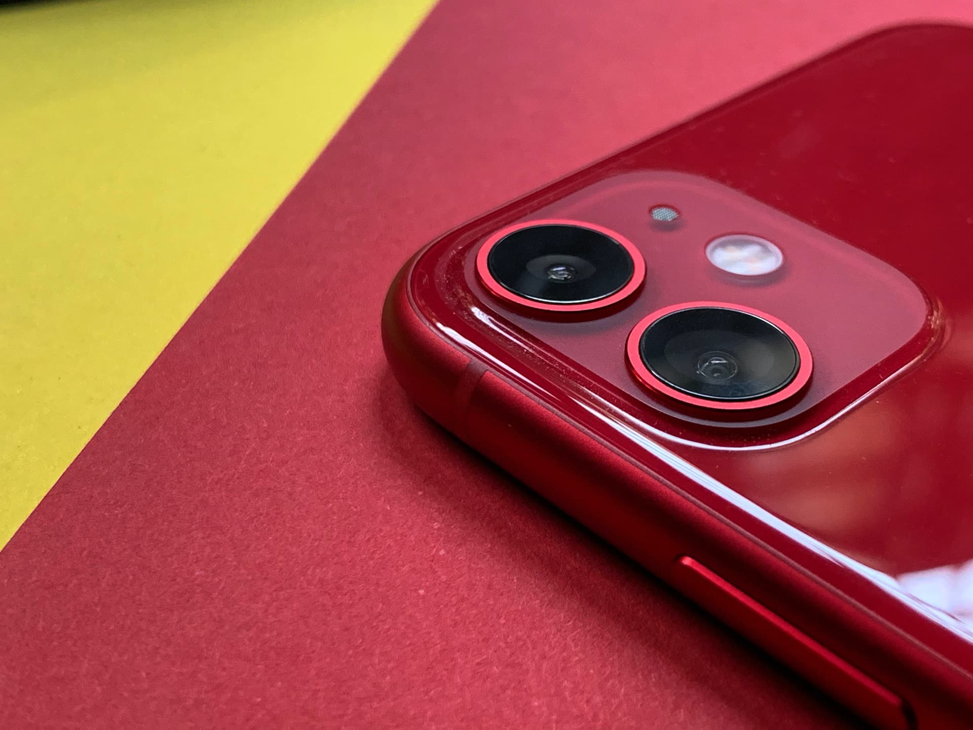 Darstellung eines roten iPhones