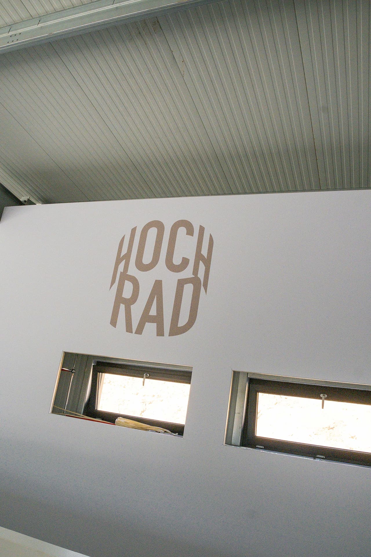 Das von Mademymonday entwickelte Logo für die HochRad GmbH angebracht im neuen Geschäft.