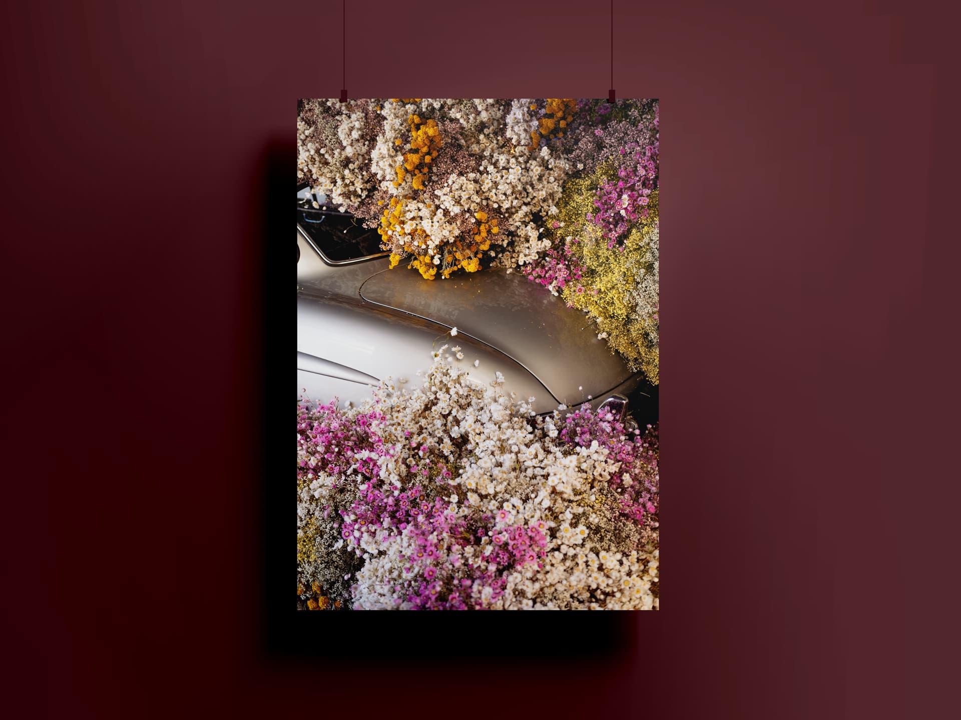 Ein wunderschöne unter Blumen versteckter Mercedes SL, gedruckt als Galerie Fineart Print.