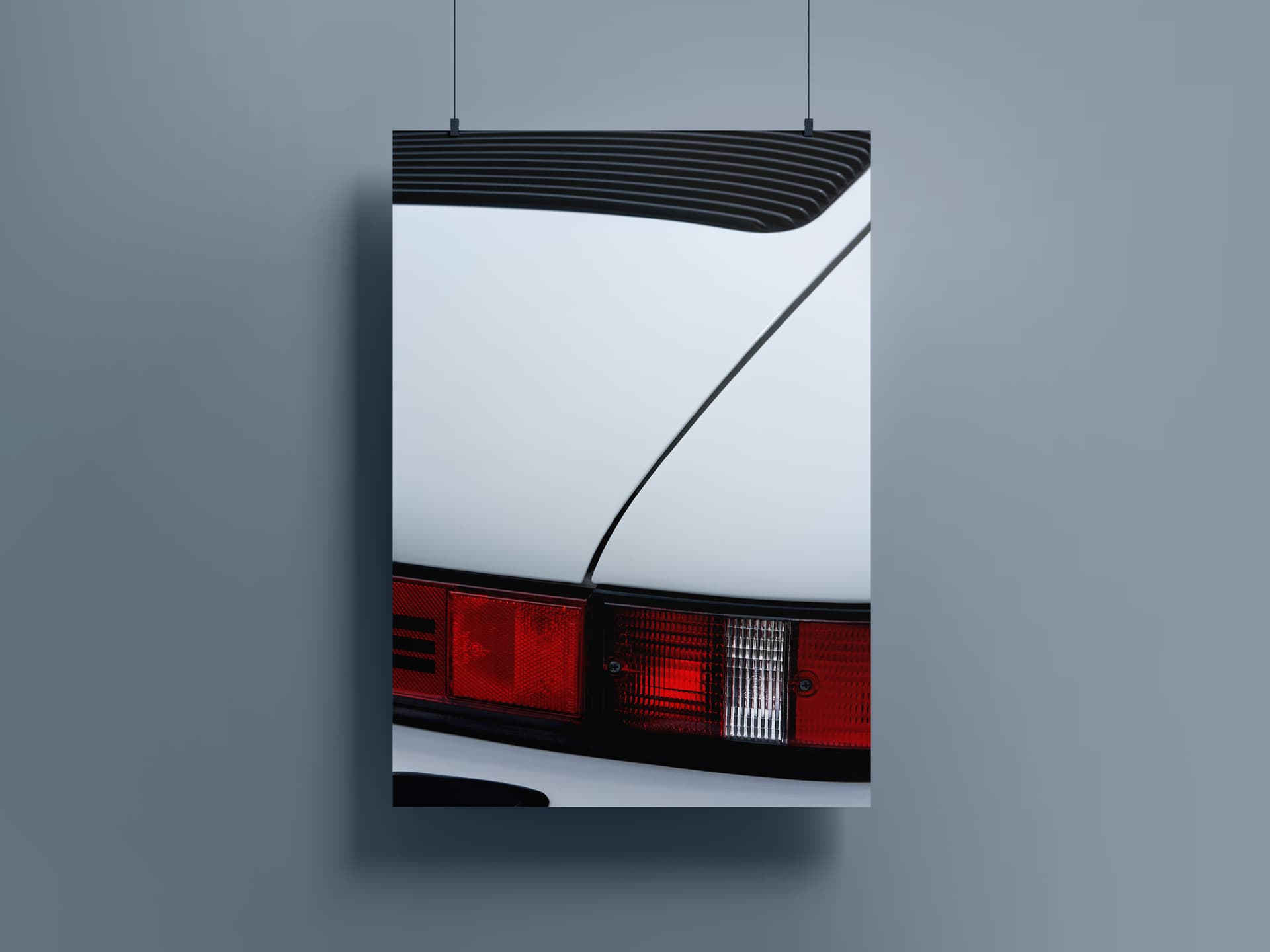 Das Heck des Porsche 911 G von Fullframecar in weiß gezeigt als hängendes Poster.